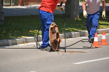 trabajando en una alcantarilla