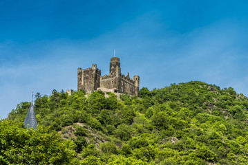 Burg Maus und Kirchturmspitze von Sankt Goarshausen am Rhein