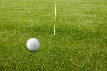 Golfball auf Golfrasen