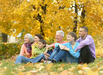 Fototapeta premium szczęśliwa rodzina relaks w lesie jesienią