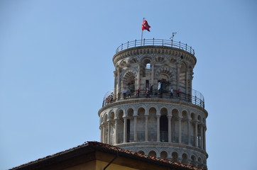 schiefe turm von pisa und touristen beim besichtigen