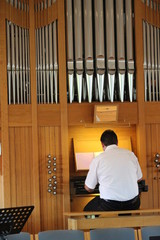 Ein Mann an der Orgel in einer Kirche