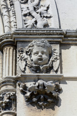 Naklejka premium Stone cherub head on tomb