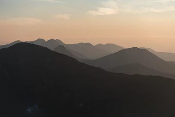 Papier Peint photo Lavable Colline Paysage de montagne au coucher du soleil