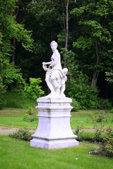Obraz premium Sculptures of Uzutrakis manor on the board of Galves lake