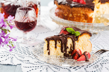Cheesecake with strawberries and chocolate.