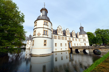 Fototapeta na wymiar Schloss Neuhaus, Weserrenaissance, Wasserschloss, Residenz, Nordrhein-Westfalen, Paderborn