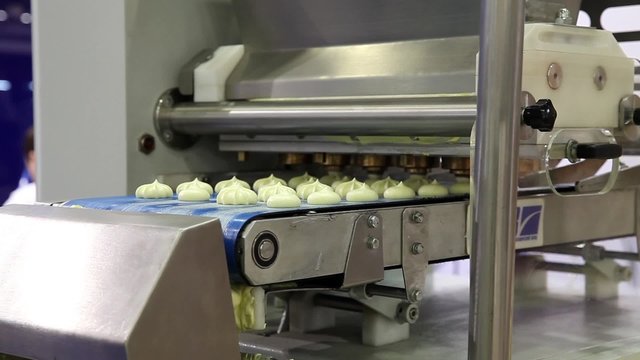 Industrial production systems for the bakery industry. Machine for producing samosas, cookies, zamouzak, Chinese pancakes, yufka or similar products 