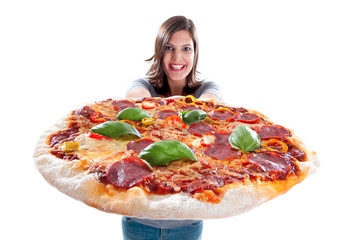 Frau mit riesen Pizza Nahaufnahme