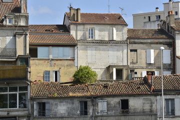 Fototapeta na wymiar Habitations abandonnées et en ruine dans la vieille ville basse d'Angoulême 