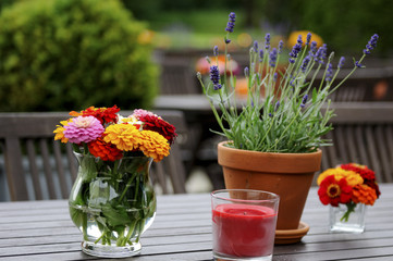 Blumendekoration im Garten