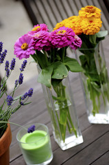 Blumendekoration im Garten