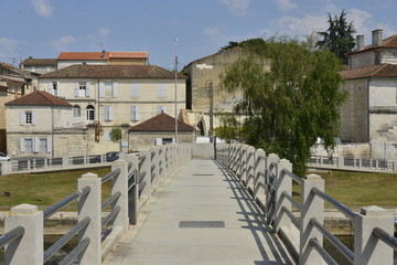 Passerelle traversant la Charente pour accéder à la vieille ville basse d'Angoulême 