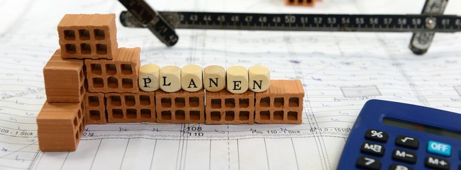 Bauplan mit Ziegelsteinen