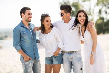 Fototapeta premium Young people on the beach