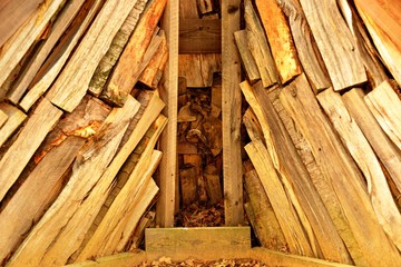 Meiler im Wald zur Holzkohlengewinnung
