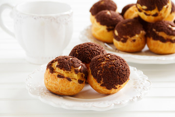 Chocolate profiteroles with krokantom.