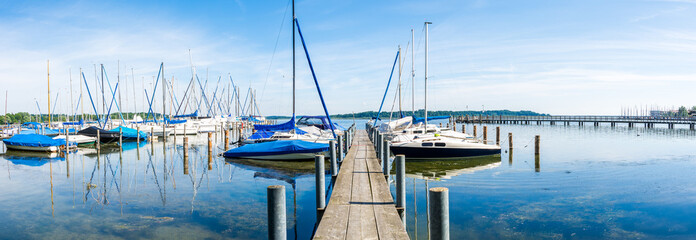 Naklejka premium Bootssteg am Chiemsee - Panorama