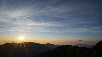 Fototapeta na wymiar 北岳肩の小屋からの日の出と富士山