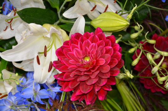 Bunter Blumenstrauß mit Dahlien und Lilien