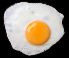 Vue rapprochée des œufs au plat sur fond noir