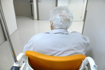 Senior à l'hôpital