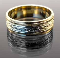 Engagement ring in white and yellow gold reliefed with reflection