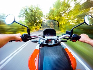 guidando la motocicletta ad alta velocita. Original point of view Pov