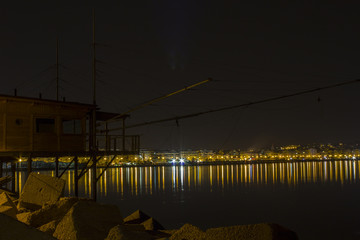 Lungomare nord di Pescara visto dal porto canale di notte.