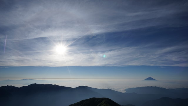 北岳山頂からの日輪と富士山