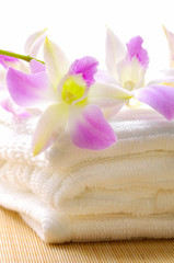 Obraz na płótnie Canvas beautiful pink orchid on spa towel
