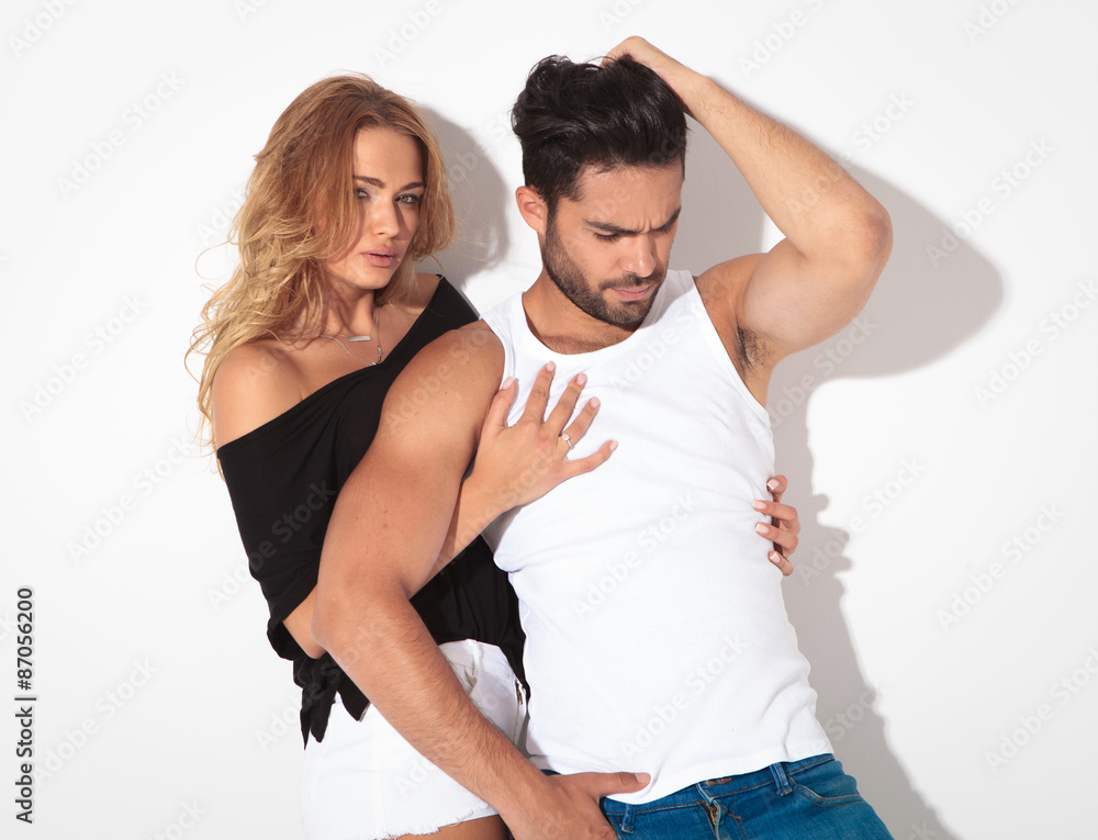 Poster Blode woman looking at the camera while embracing her lover