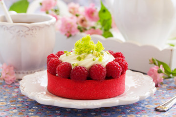 Tartlets with pistachio cream and raspberries.