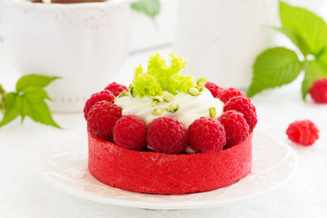 Tartlets with pistachio cream and raspberries.