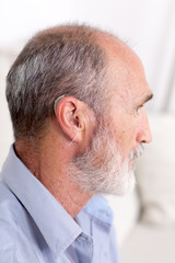 Fototapeta premium Älterer Mann mit einem Hörgerät