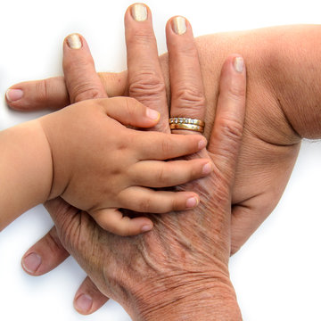 Hände dreier Generationen übereinander