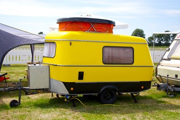 Alter Wohnwagen auf Campingplatz