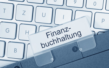Finanzbuchhaltung - Ordner auf Tastatur im Büro