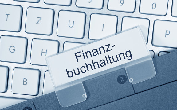 Finanzbuchhaltung - Ordner auf Tastatur im B&uuml;ro