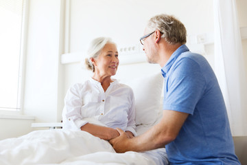 Fototapeta premium senior couple meeting at hospital ward