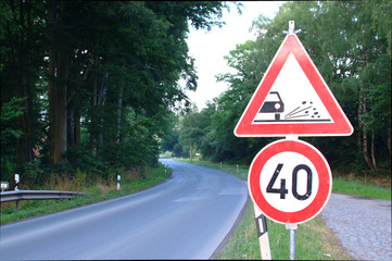 Achtung Rollsplitt auf der Straße - Verkehrszeichen!