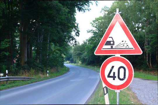 Achtung Rollsplitt auf der Stra&szlig;e - Verkehrszeichen!