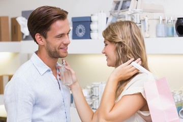 Obraz premium happy couple smiling in a perfurmery