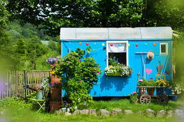 Landidylle mit blauem Bauwagen