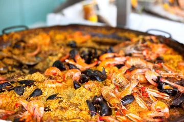 Fotobehang Schaaldieren Traditional paella with seafood in a market