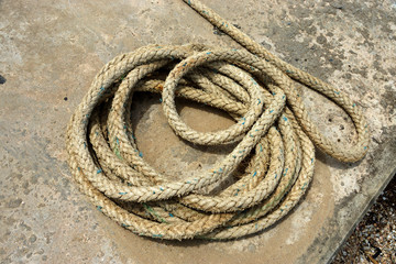 Obraz premium Rope on pier by the sea