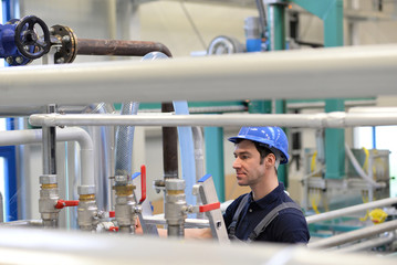 Arbeiter in einer Industrieanlage // industrial workmen