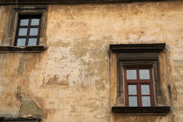 Obraz premium Vintage old wall with windows
