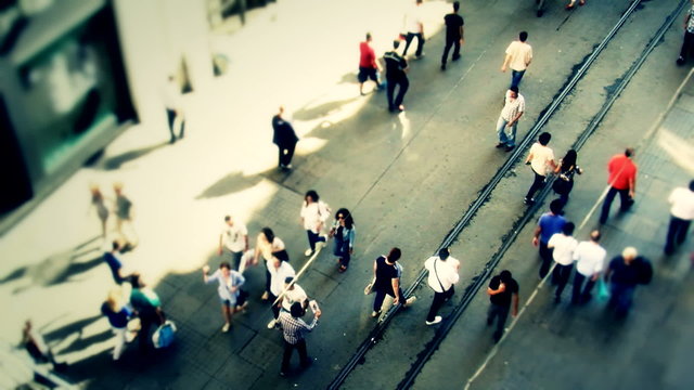 stanbul Taksim people walk