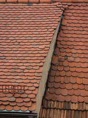 Altes marodes Ziegeldach